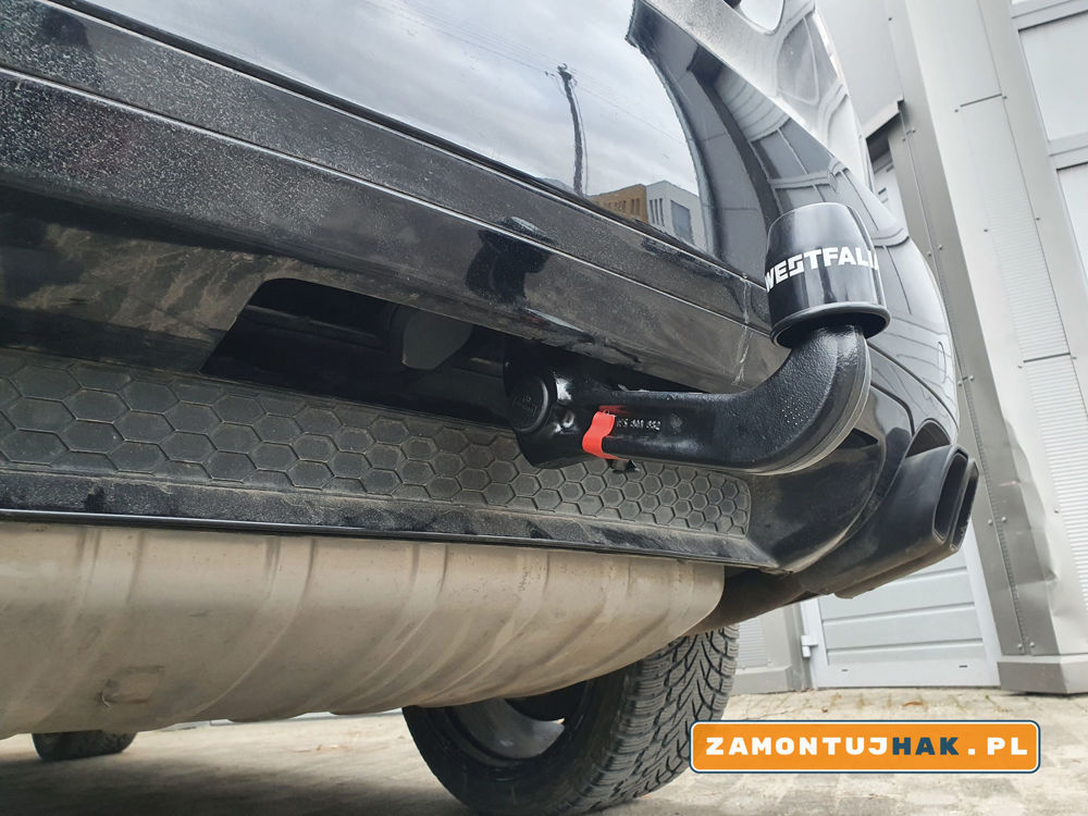 na zdjęciu fabryczne oryginalne wycięcie w tylnym zderzaku na zdjęciu w samochodzie osobowym Porsche Cayenne z hakiem holowniczym Westfalia 321736600001